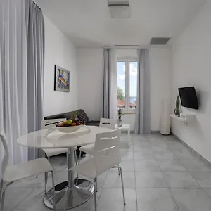 apartments-club-vala.primorje-gorskikotar.com/